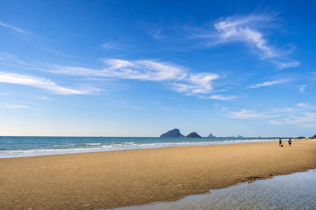 The shore at Ao Noi