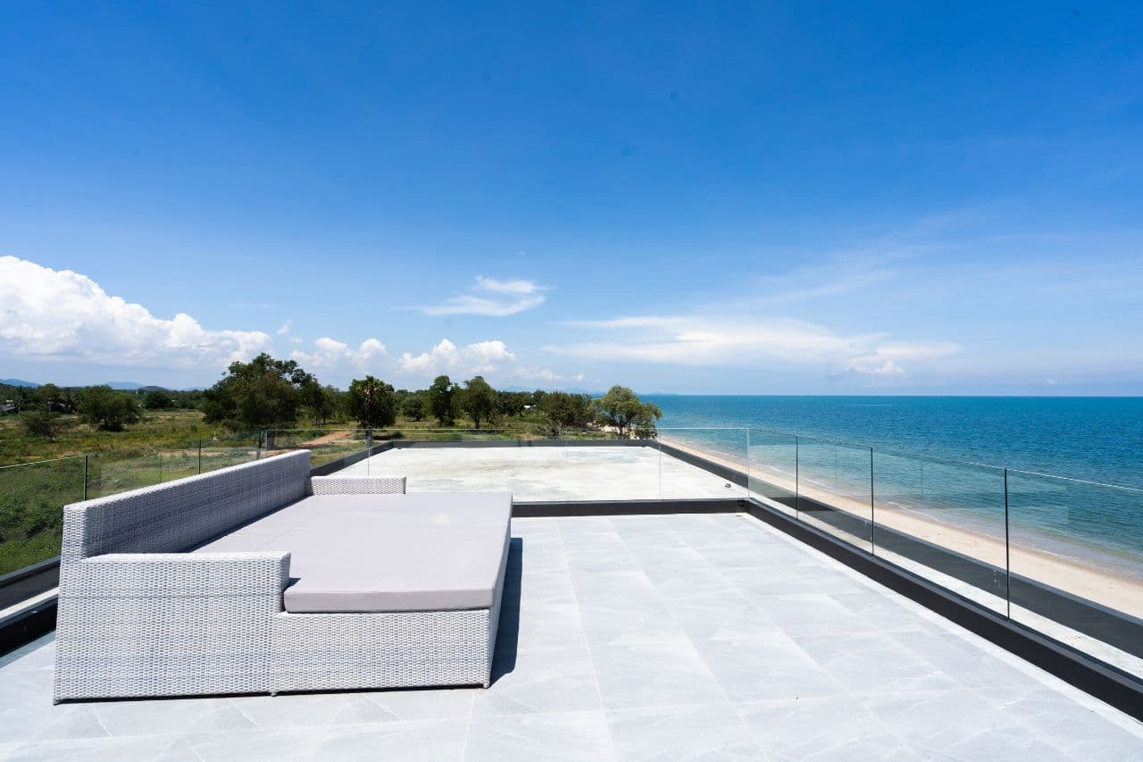 Pool and lawn to the sea